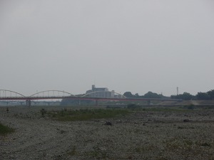 武丈堰から下流をのぞむ（全く流れ無し）